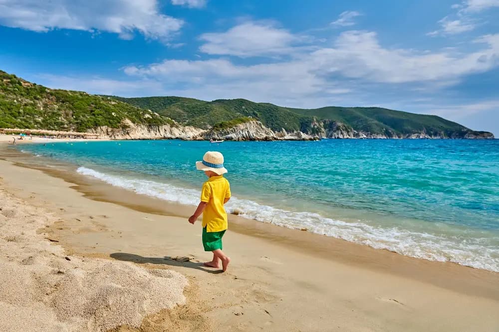 Παραλίες με Ρηχά Νερά στη Χαλκιδική: Ιδανικές για Παιδιά