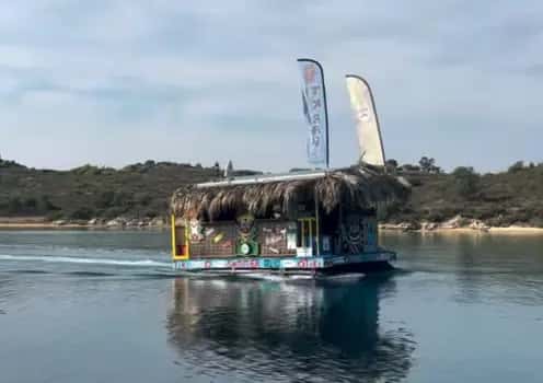 Tiki Floating Bar, ein einzigartiges Erlebnis. — Reiseführer, Chalkidiki Hub